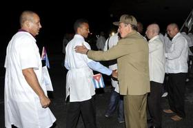 El gobernante cubano Raúl Castro despide a los miembros del grupo, integrado por 165 trabajadores de la salud, que partieron a luchar contra el ébola en Sierra Leona, África