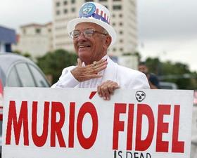 Cubano exiliado celebra la supuesta muerte de Fidel Castro en Miami