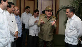 Raúl Castro (al centro), rodeado de presidentes electos, viajó a Managua el 29 de junio para exigir, vestido de general, que no vuelvan las dictaduras militares a América Latina. (AFP)