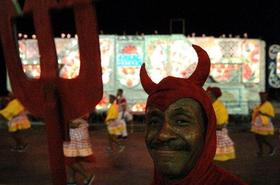 Un participante en el carnaval habanero