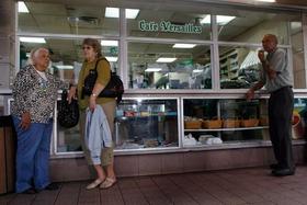 Vidriera de venta de café en el restaurante Versailles, Miami