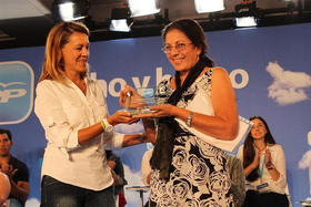 La viuda del disidente cubano Oswaldo Payá, Ofelia Acevedo Maura, recibe de manos de la secretaria general del PP español, María Dolores de Cospedal, el galardón que lleva el nombre de su marido