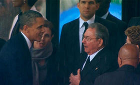 Barack Obama y Raúl Castro: saludo en Sudáfrica