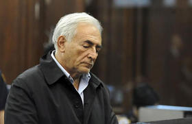 El director gerente del Fondo Monetario Internacional (FMI), Dominique Strauss-Kahn, comparece ante la jueza Melissa Jackson en la Corte Criminal de Manhattan, en Nueva York, Estados Unidos