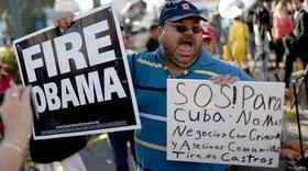 Manifestantes en Miami tras conocerse el anuncio de restablecimiento de relaciones entre Cuba y Estados Unidos, en diciembre de 2014