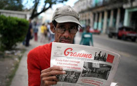 Un vendedor de periódicos muestra el martes (27/01/2014) la portada del diario oficial Granma, que publica una carta del exgobernante cubano Fidel Castro, en la que se pronuncia por primera vez sobre el restablecimiento de relaciones entre Cuba y EEUU