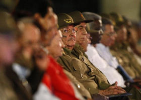 Raúl Castro, junto a la jerarquía del régimen. (REUTERS)