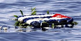 Una corona lanzada al mar, como parte de un homenaje a las víctimas del derribo de las dos avionetas de “Hermanos al Rescate” en 1996, realizado por el Movimiento Democracia y Agenda Cuba, en el límite de aguas territoriales cubanas, en esta foto de archivo de septiembre de 2006