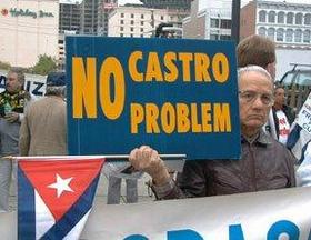 Cubano exiliado con el cartel No Castro, no problem en esta fotografía de archivo