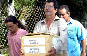 Oswaldo Payá con las firmas en apoyo al Proyecto Varela en octubre de 2003 en La Habana
