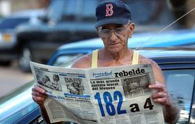 Un hombre lee el miércoles 9 de noviembre de 2005 el diario Juventud Rebelde en La Habana, que refleja en su portada la votación en contra del embargo en la Asamblea General de Naciones Unidas. Las votaciones en contra del embargo norteamericano se han seguido produciendo en la ONU anualmente, con resultados similares