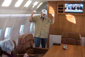 Alan Gross en el avión que lo llevó de regreso a Estados Unidos