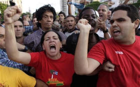 Acto de repudio contra el periodista independiente Reinaldo Escobar, esposo de la bloguera Yoani Sánchez. La Habana, 20 de noviembre de 2009. (AP)