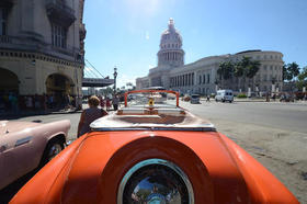 Automóviles estadounidenses en Cuba. (Foto: Rui Ferreira.)