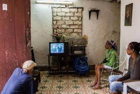 Familia cubana observa en la televisión de la Isla el acto de recibimiento oficial del presidente estadounidense Barack Obama en La Habana