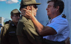 El coronel Alejandro Castro Espín expresa sus condolencias a su primo Antonio Castro Soto del Valle, hijo de Fidel Castro, en la Plaza de la Revolución en La Habana, el 28 de noviembre de 2016, después de la muerte de Fidel Castro