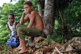 Dos niños posan en un pequeño bosque en la zona rural de la ciudad de Baracoa, el pasado 6 de agosto de 2011