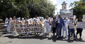 Integrantes de las Damas de Blanco marchan el domingo 13 de marzo de 2016 en La Habana, Cuba