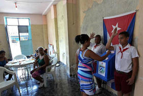 Una mujer vota durante las elecciones para la designación de delegados de asambleas locales, el domingo 19 de abril de 2015 en La Habana