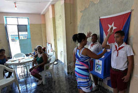Una mujer vota durante las elecciones para la designación de delegados de asambleas locales, el domingo 19 de abril de 2015 en La Habana. Una mujer vota durante las elecciones para la designación de delegados de asambleas locales, el domingo 19 de abril de 2015 en La Habana