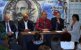 Los disidentes cubanos (de izquierda a derecha) Dagoberto Valdés, Fernando Palacio, Darsi Ferrer, Mario Félix Lleonart y Laritza Diversent, durante la reunión con los exiliados cubanos en Miami el miércoles por la noche. (Foto: Pedro Portal. El Nuevo Herald.)