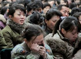 Norcoreanos lloran la muerte de Kim Jong-il