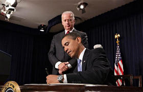 Barack Obama firma órdenes ejecutivas, junto a Joe Biden, el 21 de enero de 2009. (AP)