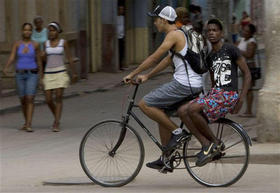 Jóvenes en una calle de la Habana Vieja, el 25 de octubre de 2008. (AP)