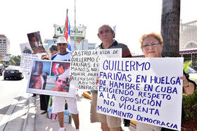 Exiliados cubanos se manifiestan en contra del Gobierno cubano en la acera del restaurante Versailles en Miami, en esta foto de archivo