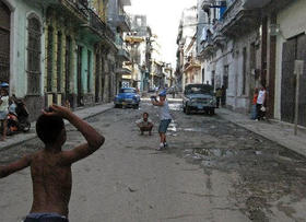 Niños jugando en una calle de La Habana
