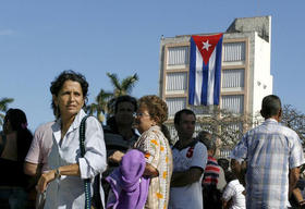Cubanos hacen cola frente al Consulado General de Madrid en La Habana para pedir la nacionalidad española. (REUTERS)