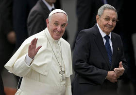 El gobernante cubano Raúl Castro y el Papa Francisco en La Habana