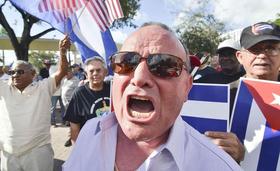 Exiliados cubanos protestan en Miami por la decisión del presidente estadounidense de iniciar una política de deshielo con La Habana, en esta foto de archivo