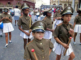 Niñas cubanas vestidas de militares participan en un desfile