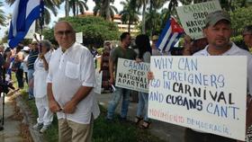 Protesta contra la firma Carnival Corporation en Miami
