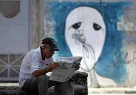 Hombre leyendo el diario oficial Granma en Cuba