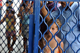 Cubanos esperan la llegada de un vuelo procedente de Miami. Aeropuerto Internacional José Martí, La Habana, 13 de abril de 2009. (GETTY IMAGES) Cubanos esperan la llegada de un vuelo procedente de Miami. Aeropuerto Internacional José Martí, La Habana, 13 de abril de 2009. (GETTY IMAGES)