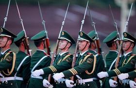 Soldados del Ejército de la Liberación del Pueblo de China (PLA) desfilan por la plaza de Tiananmen en Pekín (China)