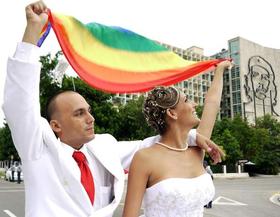 Wendy Iriepa e Ignacio Estrada, cerca de la Plaza de la Revolución, durante el paseo en el descapotable Ford Fairlane por La Habana. [Orlando Luis Pardo Lazo]