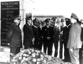 Polonia, en el Memorial a los Caídos, donde aparecen de izquierda a derecha en el primer plano el general Raúl Menéndez Tomasevhich, Raúl Castro, Cintra Frias, Rafael del Pino, y el general Victor Shueg Colas