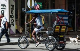 Una bicitaxi en La Habana