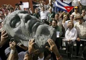 Exiliados cubanos destruyen un busto de Fidel Castro en Miami