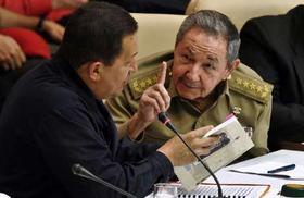 El mandatario cubano Raúl Castro, junto al presidente de Venezuela, Hugo Chávez, en el acto donde se anunció la convocatoria para el VI Congreso del Partido Comunista de Cuba