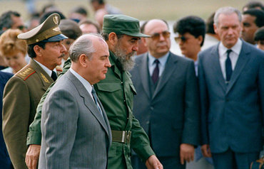 Mijail Gorbachov (izq.) es recibido en el Aeropuerto José Martí por Fidel Castro y Raúl Castro el 3 de abril de 1989