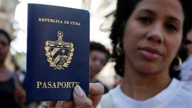 Una cubana muestra su nuevo pasaporte