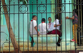 Alumnos en la escuela primaria Hermanas Giral, municipio Plaza, La Habana, Cuba