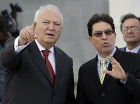 Los cancilleres de España, Miguel Ángel Moratinos, y Cuba, Bruno Rodríguez. Plaza de la Revolución, La Habana, 19 de octubre de 2009. (REUTERS) 