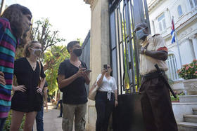 Un grupo de artistas protesta frente a la sede del Ministerio de Cultura, el 27 de noviembre de 2020, en La Habana, Cuba