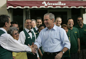 El expresidente George W. Bush en campaña política en el restaurante Versailles, Miami, en la época de su mandato