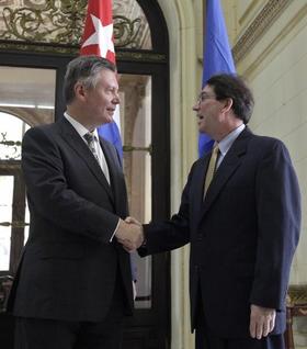 Karel De Gucht (izq.), comisario europeo de Desarrollo, con el ministro de Exteriores de Cuba, Bruno Rodríguez. La Habana, 2 de noviembre de 2009. (REUTERS)